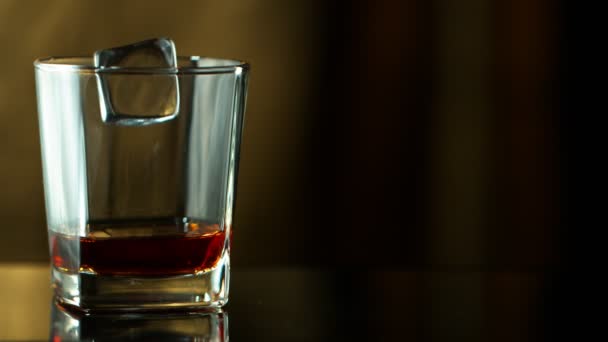 Super Lent Mouvement Verser Whisky Dans Verre Super Macro Shot — Video