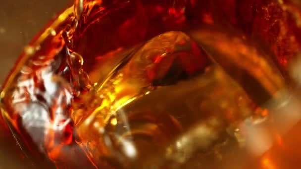 Szuper Lassított Felvétel Zuhanó Jégkockából Whiskey Filmre Véve Nagy Sebességű — Stock videók