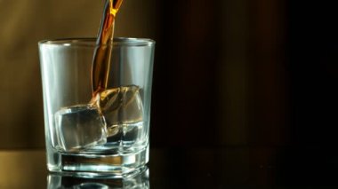 Süper ağır çekim cam içine dökme viski. Yüksek hız sinema Kamerası, 1000 fps üzerinde filme