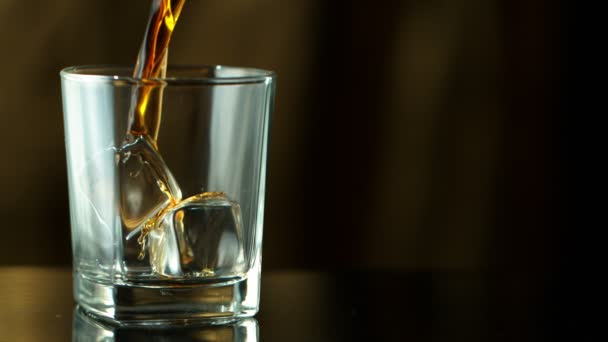 Mouvement Super Lent Verser Whisky Dans Verre Filmé Sur Caméra — Video