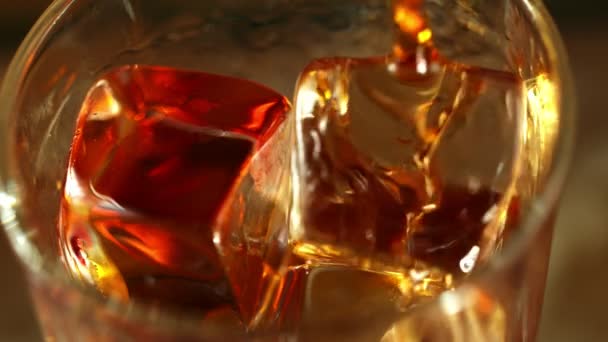 Super Slow Motion Van Het Gieten Van Whisky Glas Super — Stockvideo