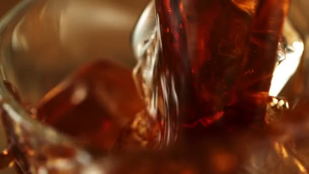 Super Slow Motion Versare Whisky Nel Bicchiere Super Macro Shot — Video Stock