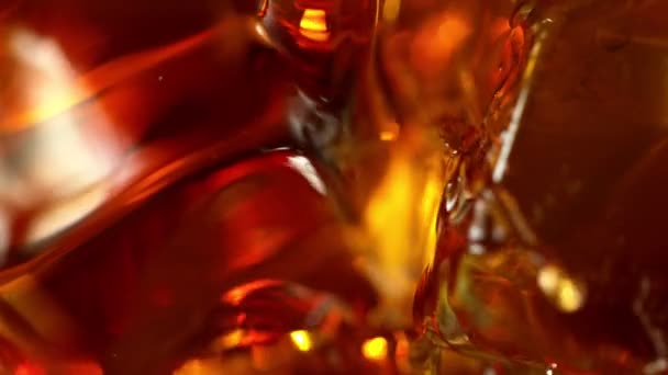 Super Slow Motion Versare Whisky Nel Bicchiere Super Macro Shot — Video Stock