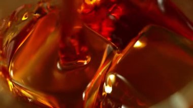 Viski, rom ya da kolayı bardağa doldururken süper yavaş çekim. Süper makro shot. Yüksek hızlı sinema kamerası, 1000fps