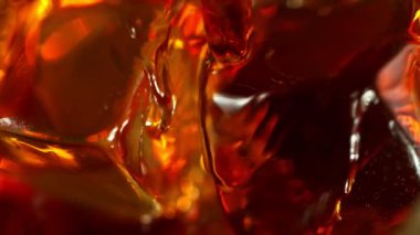 Viski, rom ya da kolayı bardağa doldururken süper yavaş çekim. Süper makro shot. Yüksek hızlı sinema kamerası, 1000fps