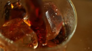 Viski, rom ya da kolayı bardağa doldururken süper yavaş çekim. Süper makro shot. Yüksek hızlı sinema kamerası, 1000fps