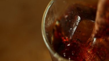 Viski, rom ya da kolayı bardağa doldururken süper yavaş çekim. Süper makro shot. Yüksek hızlı sinema kamerası, 1000fps