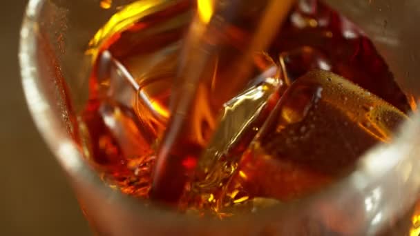 将威士忌 朗姆酒或可乐倒入玻璃杯中的超级慢动作 超大镜头 用高速摄像机拍摄 每秒1000英尺 — 图库视频影像