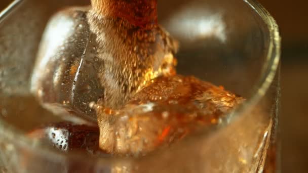 Super Slow Motion Van Het Gieten Van Whisky Rum Cola — Stockvideo