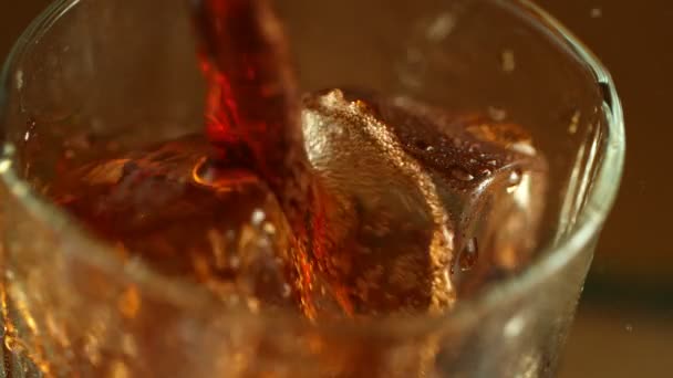 Super Cámara Lenta Verter Whisky Ron Cola Vaso Super Macro — Vídeos de Stock