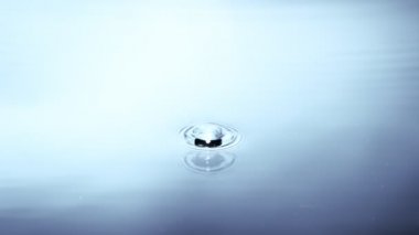 Düşen su damlasının süper yavaş çekimi. Yüksek hızlı sinema kamerası, 1000 fps..