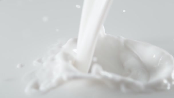 Super Langzame Beweging Van Het Gieten Van Melk Gefilmd Met — Stockvideo