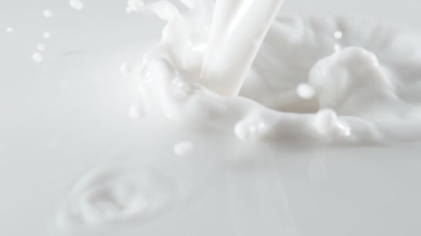 Супер Повільний Рух Молока Знятий Макро Лінзою Знімається Високошвидкісній Кінокамері — стокове відео