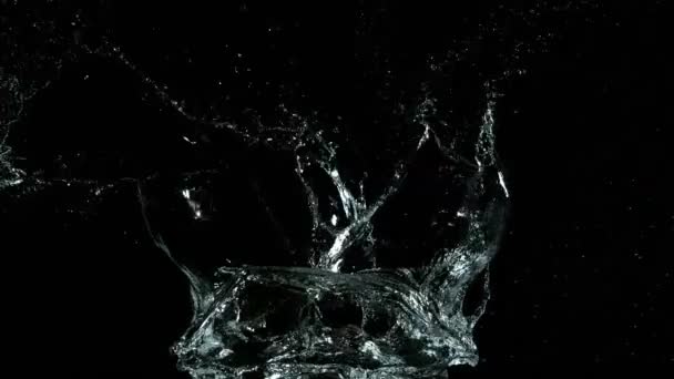Сверхмедленное Движение Воды Выделенной Черном Фоне Съемки Высокой Скорости Кинокамеры — стоковое видео