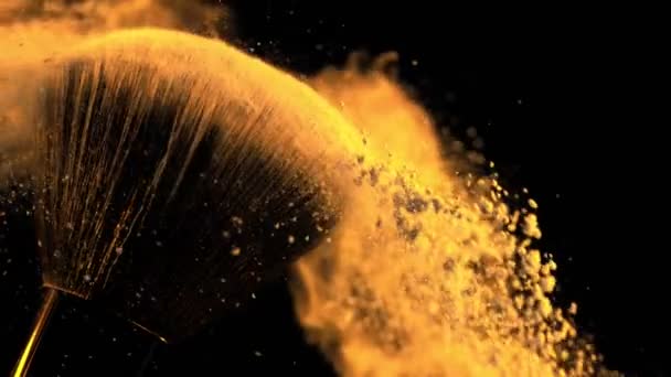 Super Slow Motion Pennello Trucco Con Polvere Caduta Sfondo Nero — Video Stock