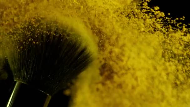 Super Slow Motion Pennello Trucco Con Polvere Caduta Sfondo Nero — Video Stock