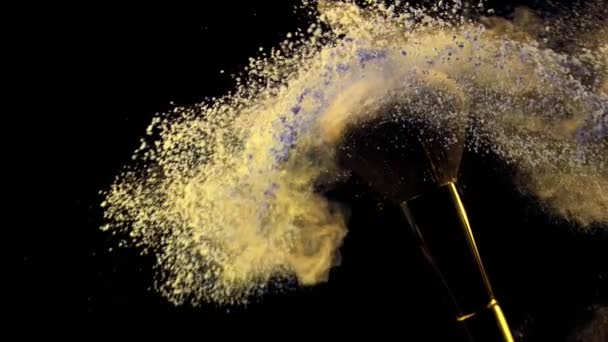 Super Slow Motion Makeup Borste Med Fallande Pulver Svart Bakgrund — Stockvideo