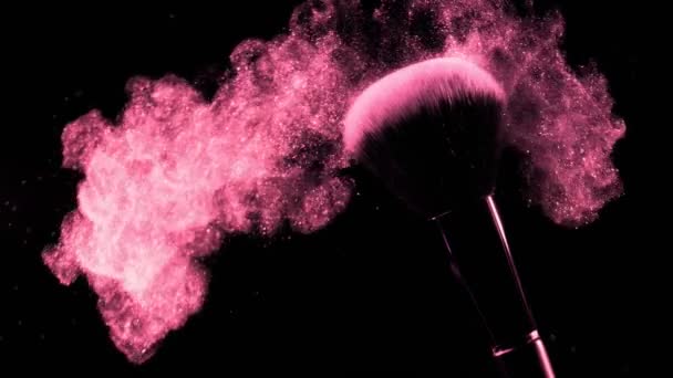 Super Cámara Lenta Cepillo Maquillaje Con Caída Polvo Rosa Fondo — Vídeo de stock