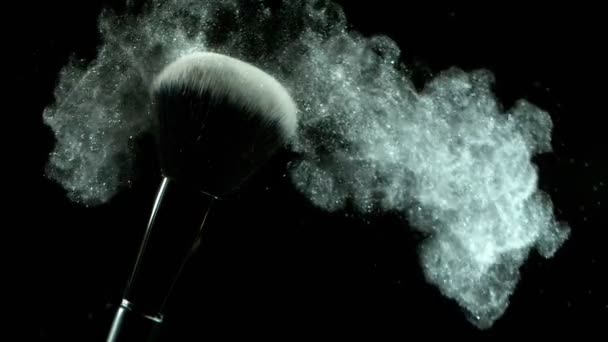 超级慢动作的化妆刷与下落的银粉 黑色背景 用高速摄像机拍摄 每秒1000英尺 — 图库视频影像