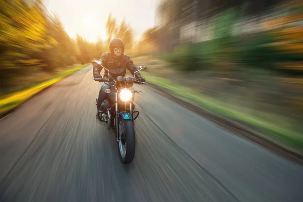 Bulanık hareket etkisine sahip motosiklet sürücüsü — Stok fotoğraf