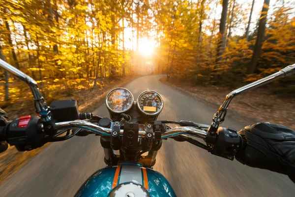 Motorcycle driver riding in forest — Stock Photo, Image