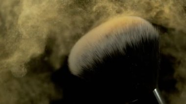Makyaj fırçasının düşme tozu ve siyah arkaplanı çok yavaş. Yüksek hızlı sinema kamerası, 1000fps.