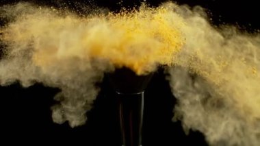 Makyaj fırçasının düşme tozu ve siyah arkaplanı çok yavaş. Yüksek hızlı sinema kamerası, 1000fps.