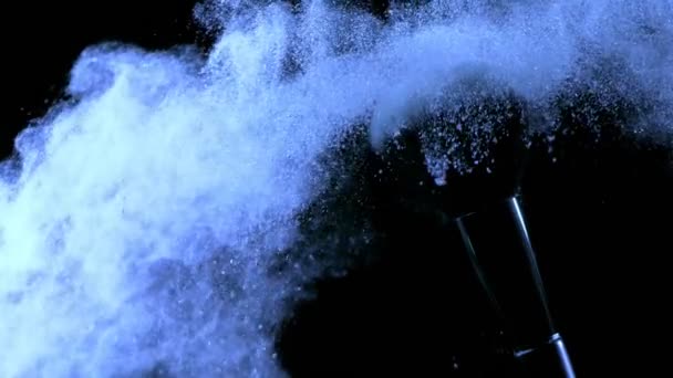 Düşen Mavi Pudralı Siyah Arkaplan Makyajlı Süper Yavaş Makyaj Fırçası — Stok video