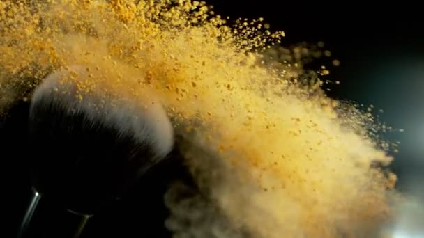 Makyaj Fırçasının Düşme Tozu Siyah Arkaplanı Çok Yavaş Yüksek Hızlı — Stok video