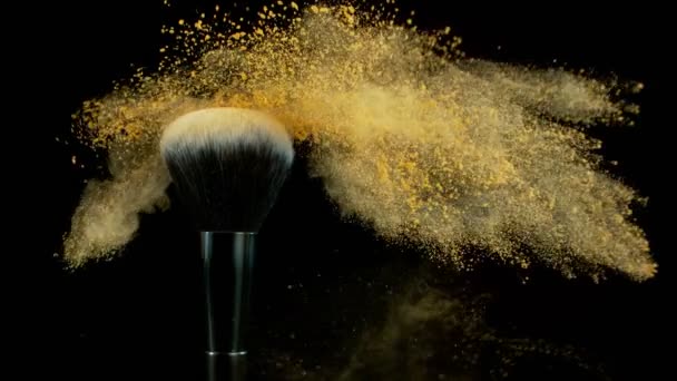 Super Zeitlupe Der Make Pinsel Mit Fallendem Puder Schwarzer Hintergrund — Stockvideo