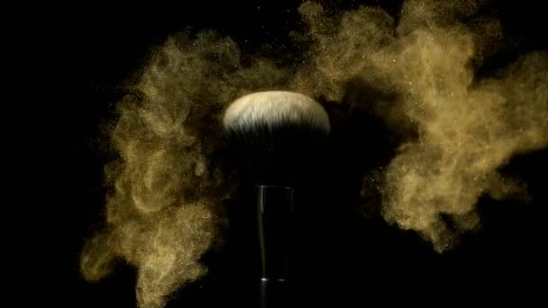 Super Slow Motion Makeup Borste Med Fallande Pulver Svart Bakgrund — Stockvideo