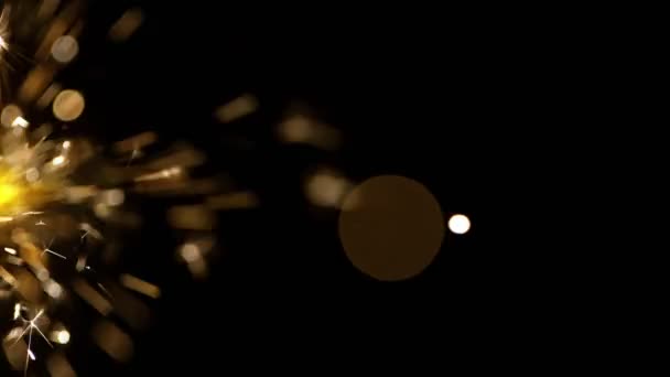 Superzeitlupe Brennender Wunderkerzen Auf Schwarzem Hintergrund Gefilmt Mit High Speed — Stockvideo