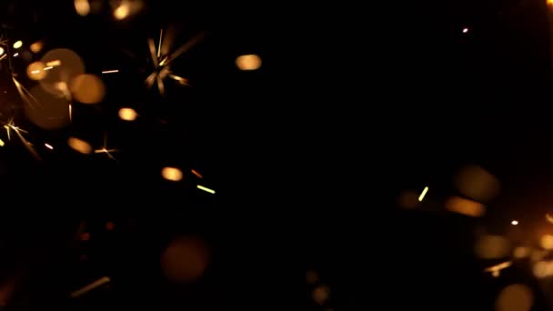 Superzeitlupe Brennender Wunderkerzen Auf Schwarzem Hintergrund Gefilmt Mit High Speed — Stockvideo