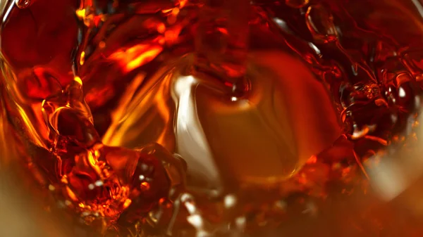 Super makro-innsprøyting av alkoholsterke drikker i glass – stockfoto