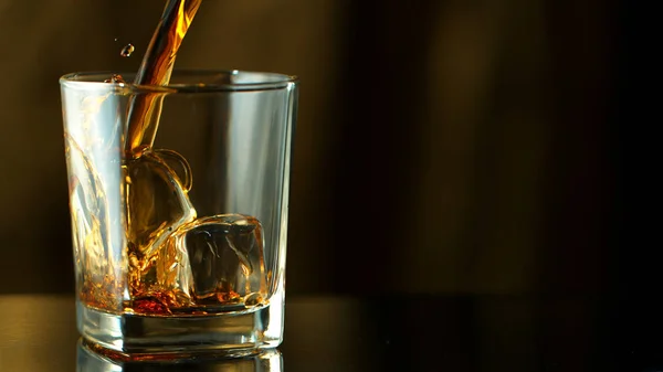 Versare il whisky nel bicchiere — Foto Stock