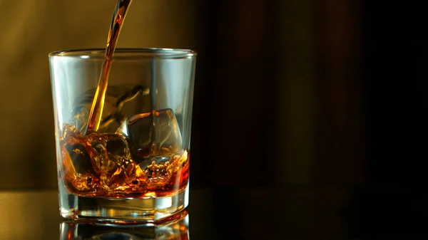 Pouring whiskey into glass — Stock Photo, Image