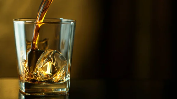 Pouring whiskey into glass — Stock Photo, Image