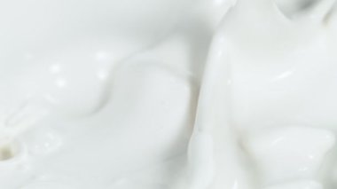 Makro çekimde süt çok yavaş sıçrıyor. Yüksek hızlı sinema kamerası, 1000fps.
