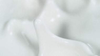 Makro çekimde süt çok yavaş sıçrıyor. Yüksek hızlı sinema kamerası, 1000fps.