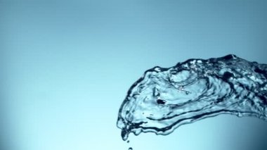Uçan suyun süper yavaş akımı çarpışma anında sıçrar. Yüksek hızlı sinema kamerası, 1000fps.