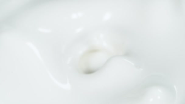 超级慢动作的牛奶溅在宏观镜头中 用高速摄像机拍摄 每秒1000英尺 — 图库视频影像