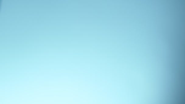Сверхмедленное Движение Летящей Воды Мягком Голубом Фоне Съемки Камеру Высокоскоростного — стоковое видео