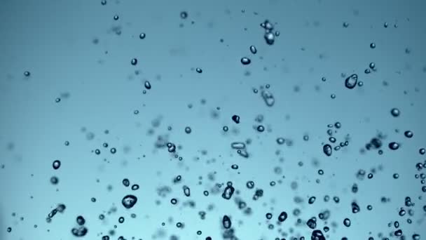 柔らかい青の背景に飛行水スプラッシュの超遅い動き 高速シネマカメラ 1000Fpsで撮影 — ストック動画