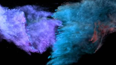 Siyah zemin üzerinde izole edilmiş çok yavaş renkli toz çarpışması. Yüksek hızlı sinema kamerası, 1000fps.