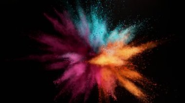 Siyah arka planda izole edilmiş süper yavaş renkli barut patlaması. Yüksek hızlı sinema kamerası, 1000fps.