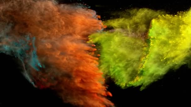 Siyah Zemin Üzerinde Izole Edilmiş Çok Yavaş Renkli Toz Çarpışması — Stok video