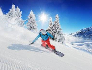 Alp Dağları'nda yamaç aşağı koşma snowboard genç adam