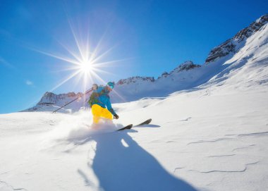 Freerider kayakçı yokuş aşağı çalışan