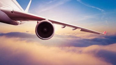 Bulutların üzerinde uçan ticari jet uçak