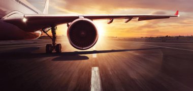 Ticari jet uçağının kanatları ve türbini.